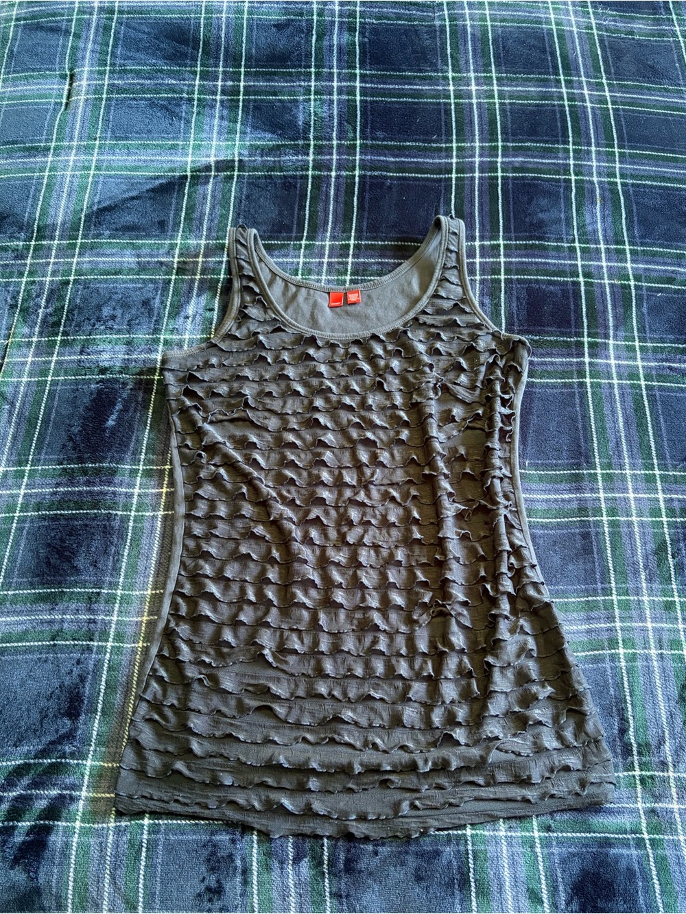 Y2K Navy blue ruffled tank top w/textured ruffled pattern. Size M/L.